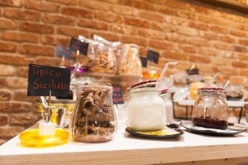 Ricca colazione a buffet a pochi passi dal residence - 32