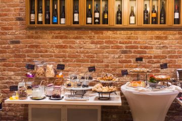 Ricca colazione a buffet a pochi passi dal residence - 52