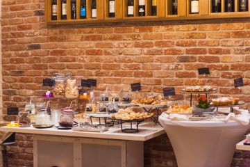 Ricca colazione a buffet a pochi passi dal residence - 50