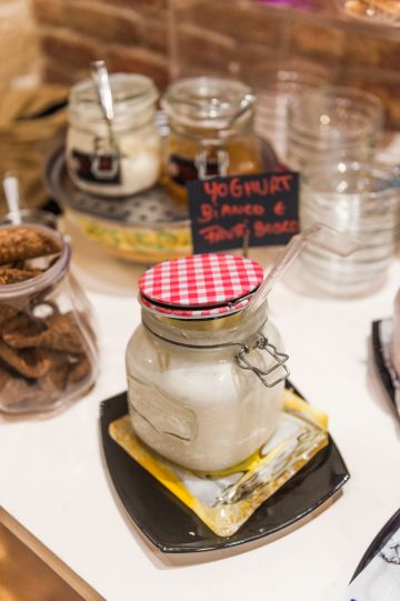 Ricca colazione a buffet a pochi passi dal residence - 6