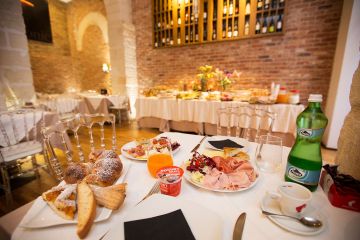 Ricca colazione a buffet a pochi passi dal residence - 15