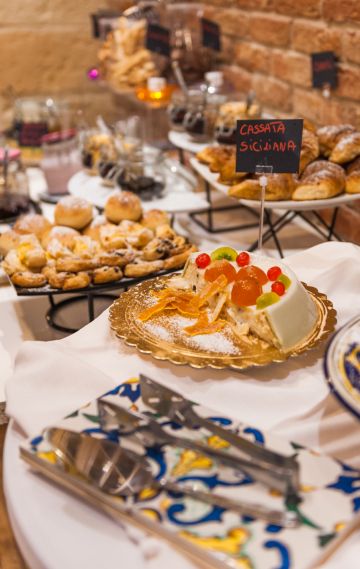 Ricca colazione a buffet a pochi passi dal residence - 2